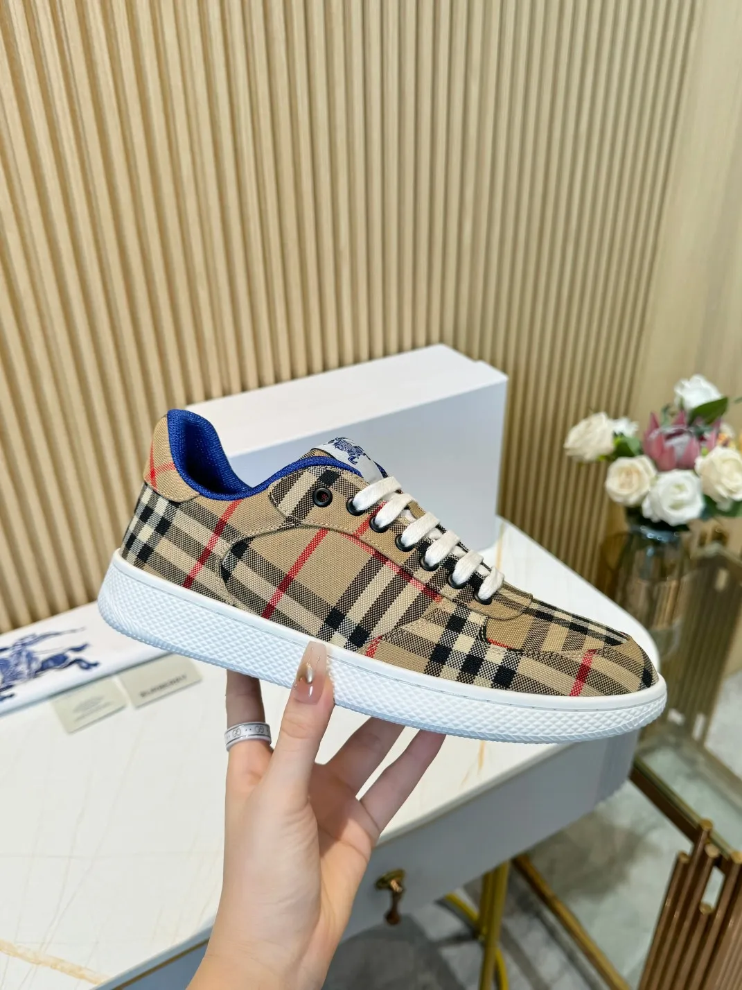 Men's men's shoes 💰560 Burberry's 2024 hot model is released. After three years, the classic plaid returns. It is versatile and decorated with worsted Burberry plaid pattern. Featuring a mesh lining and checkered laces, the rubber sole features the archive Burberry monogram. From Burberry's iconic collection, these wardrobe staples are interpreted with the brand's signature style.   ✅Fabric: classic cotton + silk cowhide ✅Lining: original board lining, silk cowhide lining ✅Outsole: TPU ✅Color: Beige ✅Code number: Men's 39-45 (45 customized)